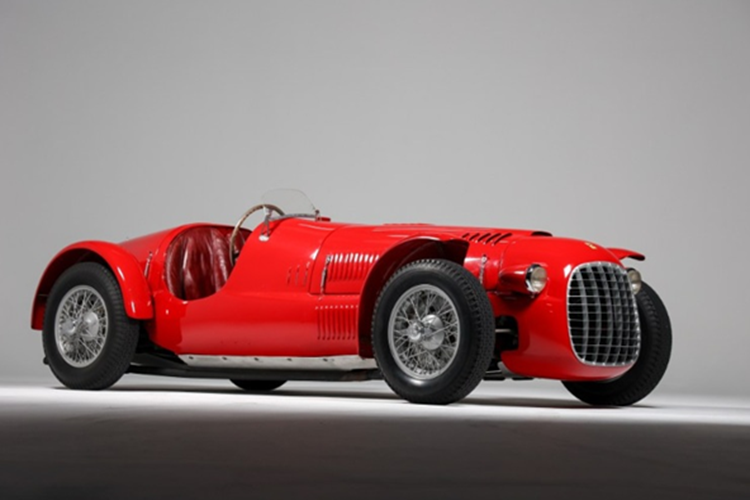 Chiếc Ferrari 166 Spyder Corsa siêu hiếm này được đấu giá tại một sự kiện do Broad Arrow Auctions tổ chức gần hồ Como (Italy). Tại phiên đấu giá, một nhà sưu tập giấu tên đã giành quyền sở hữu chiếc Ferrari 166 Spyder Corsa này với mức giá 5,3 triệu bảng Anh (186,8 tỷ đồng).