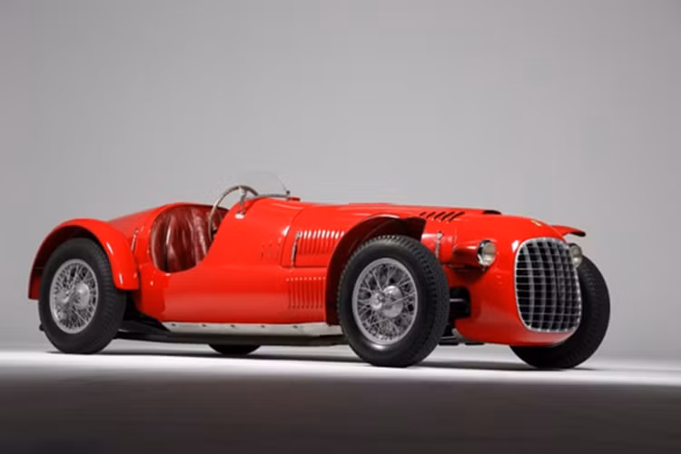 Chiếc Ferrari 166 Spyder Corsa siêu hiếm này được đấu giá tại một sự kiện do Broad Arrow Auctions tổ chức gần hồ Como (Italy). Tại phiên đấu giá, một nhà sưu tập giấu tên đã giành quyền sở hữu chiếc Ferrari 166 Spyder Corsa này với mức giá 5,3 triệu bảng Anh (186,8 tỷ đồng).
