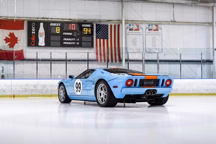 Điều đặc biệt nữa của chiếc siêu xe Ford GT đời 2006 này là phiên bản Heritage với bộ tem đặc biệt cùng số odo cực thấp.