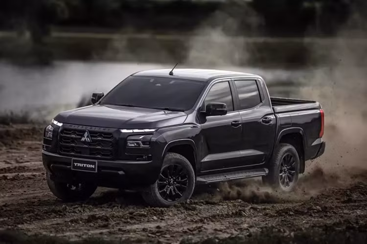 Mitsubishi Triton thế hệ hiện tại đã ra mắt thị trường Thái Lan từ giữa năm 2023. Sau 2 năm, hãng Mitsubishi đã bổ sung phiên bản nâng cấp nhẹ cho mẫu xe bán tải này.