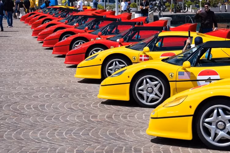 F50 được phát triển dựa trên concept Ferrari Mythos với cỗ máy V12 từ xe đua F1 Ferrari 641. F50 là mẫu xe thay thế cho F40 và cũng là một trong số những chiếc siêu xe mang tính biểu tượng của hãng Ngựa Chồm như 288 GTO, F40, Enzo, LaFerrari và mới đây nhất là F80.