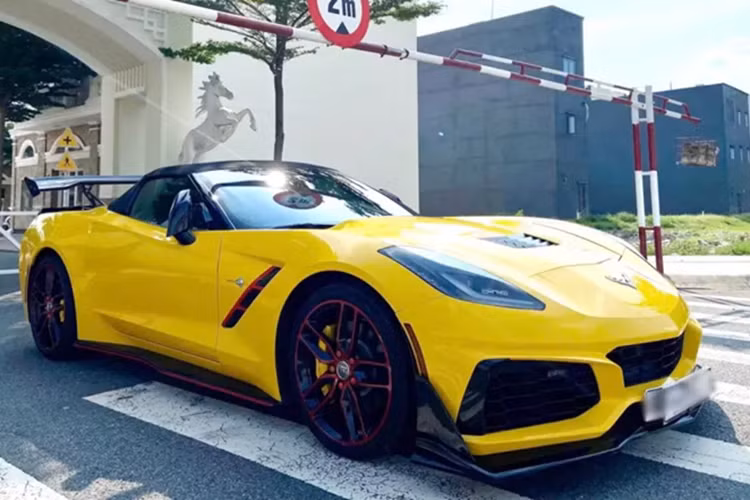 Đây cũng đã là chiếc xe Chevrolet Corvette C7 thứ 2 ở Việt Nam được nhìn thấy trong bản độ hiệu suất cao ZR1 rất ấn tượng, khác biệt là chiếc xe này thuộc biến thể Convertible.