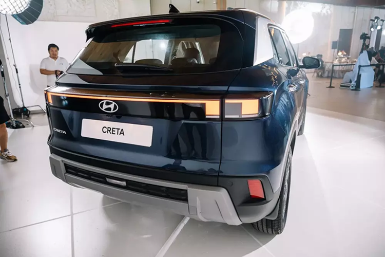 Sau 2 tháng, hãng Hyundai mở rộng thị trường cho mẫu SUV cỡ B này sang Philippines. Tại thị trường này, Hyundai Creta 2025 có 4 phiên bản và giá bán từ 1,134 - 1,379 triệu Peso (khoảng 528 - 642 triệu đồng).