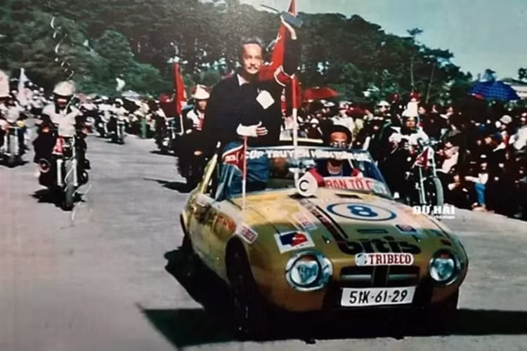 Anh cũng không quên mật mí rằng chiếc xe Toyota Sports 800 này có lý lịch rất nổi tiếng, khi người chủ trước là danh ca Chế Linh, vì thế người chú rất quý chiếc xe này. Đến khi phần giá mong muốn của chủ xe Toyota Sports 800 này được tiết lộ là 50.000 USD (gần 1,3 tỷ đồng), khiến không ít người bị sốc.