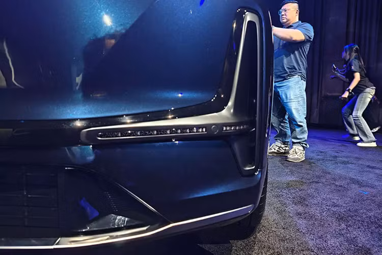 Các đường nét ngang được sử dụng nhiều để làm nổi bật cảm giác mạnh mẽ và bề thế. Phần đầu xe có lưới tản nhiệt đóng kín đặc trưng của dòng Galaxy, kết hợp với đèn pha LED được thiết kế nối liền hai bên, tương tự đèn hậu.