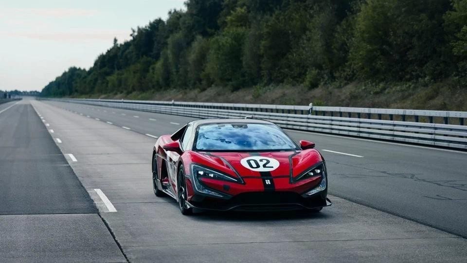 Mẫu ôtô điện đến từ BYD đã gây chấn động khi đạt tốc độ 496 km/h tại Đức vào tháng 9/2025. Sở hữu 4 motor điện với tổng công suất gần 3.000 mã lực, đây hiện là mẫu xe thương mại nhanh nhất thế giới từng được thử nghiệm thực tế. Ảnh: Graeme Fordham.