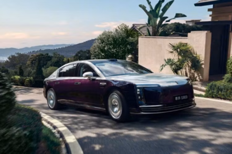 Maextro S800 là bước đi táo bạo nhưng đầy toan tính của Huawei trong tham vọng trở thành một ông lớn trong ngành ô tô thông minh. Những con số đặt hàng ban đầu dù chưa bùng nổ nhưng đủ để cho thấy thị trường Trung Quốc đang dần mở lòng hơn với các mẫu xe sang "nội địa", miễn là chúng sở hữu công nghệ vượt trội và định vị phù hợp.