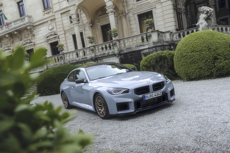 BMW M2 CS là biến thể cao cấp, định vị cao hơn Competition. Khái niệm "CS" có nghĩa là "Competition Sport", trong khi CSL có nghĩa là "Coupe Sport Leichtbau" - xe coupe thể thao trọng lượng nhẹ.