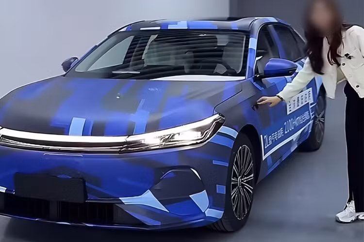 Mới đây, thương hiệu con của tập đoàn Geely - Geely Galaxy đã tung ra những hình ảnh mới nhất của chiếc sedan sắp ra mắt trong năm nay. Trước đó, hãng đã giới thiệu Galaxy Starshine 8. Mặc dù xe sedan Geely Galaxy mới được khoác lớp ngụy trang, một số chi tiết và thiết kế chưa thực sự rõ ràng nhưng điểm nhấn chính là công nghệ vận hành.