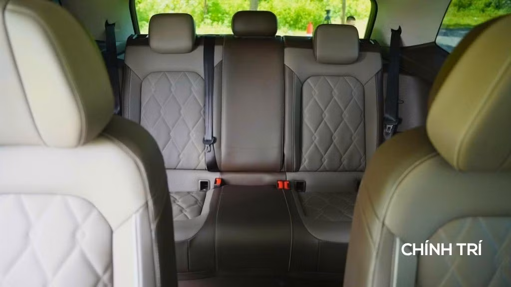 Hàng ghế thứ ba của xe vẫn đủ rộng để người lớn có thể sử dụng trong các hành trình ngắn. Dù tựa lưng hơi dựng và đệm ghế mỏng hơn hai hàng đầu, nhưng đây vẫn là một điểm cộng nếu so với nhiều mẫu MPV 7 chỗ khác vốn chỉ coi đây là “hàng ghế dự phòng”. Khi sử dụng đủ ba hàng ghế, khoang hành lý vẫn còn chỗ cho 3–4 vali cỡ trung, đáp ứng nhu cầu đi lại gia đình một cách thoải mái.