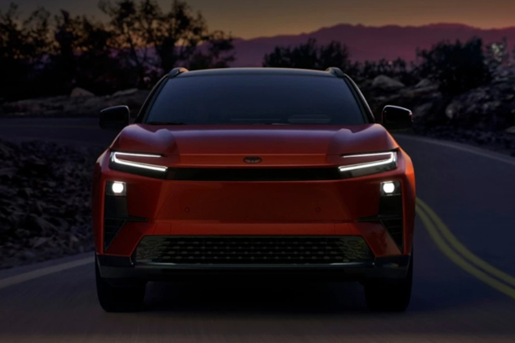 Kích thước tổng thể của xe lần lượt là 4.519 x 1.869 x 1.621 mm, cùng chiều dài cơ sở đạt 2.751 mm. Dải màu sắc cũng được Toyota làm mới để phù hợp thị hiếu người dùng Mỹ. Bản tiêu chuẩn SE có các tùy chọn sơn như xanh Overcast, cam Tandoori, xám Cement, đen Midnight Black Metallic và trắng Wind Chill Pearl.