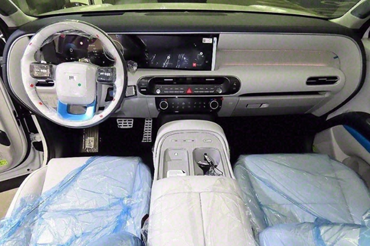 Hàng ghế thứ ba được trang bị tính năng sưởi và gập điện, đồng thời cả ba hàng ghế đều có cổng sạc USB-C công suất cao cùng khay để ly riêng biệt, đây là tiện ích hiếm thấy trong phân khúc.