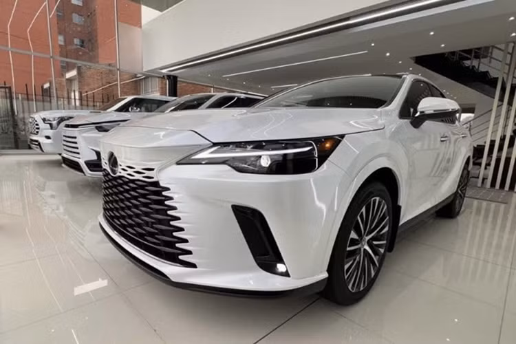 Không gian nội thất mang đậm chất Lexus với các chi tiết tinh tế và hiện đại. RX 350h được bổ sung thêm camera 360 độ toàn cảnh và màn hình HUD hiển thị kính lái, giúp nâng cao khả năng quan sát và an toàn khi vận hành.