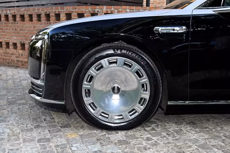 Mẫu xe này đánh dấu sự ra mắt của nền tảng mở rộng phạm vi thông minh 800V “Xue Xiao” của hãng điện thoại Huawei. Phiên bản EREV 2 động cơ có phạm vi di chuyển bằng mô-tơ điện là 400 km hoặc 1.333 km nếu kết hợp cùng động cơ xăng. Bản 3 động cơ có phạm vi hoạt động thuần điện 365 km và phạm vi kết hợp 1.200 km.