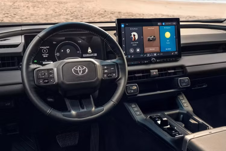 Khoang cabin của RAV4 2026 được thiết kế lại theo hướng hiện đại, tối giản nhưng vẫn đề cao tính thực dụng. Xe được trang bị cụm đồng hồ kỹ thuật số kích thước 12,3 inch, kết hợp với màn hình giải trí trung tâm có hai lựa chọn 10,5 inch hoặc 12,9 inch tùy phiên bản.