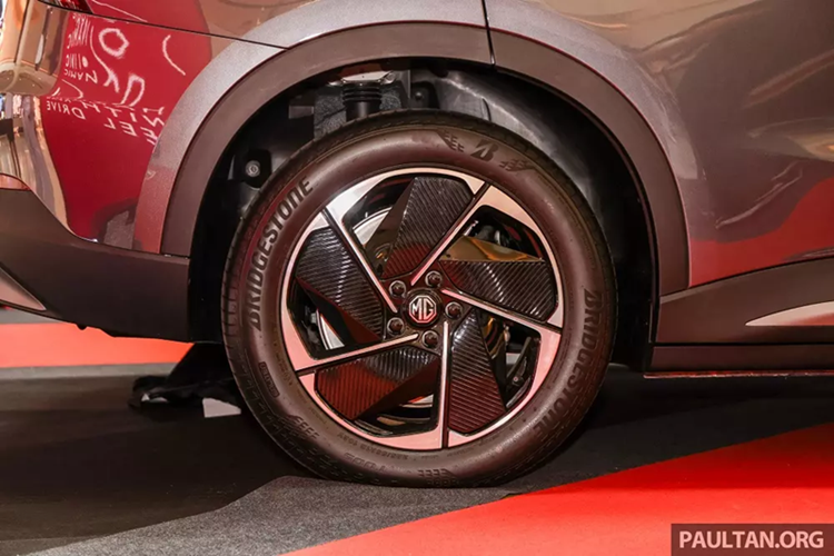 Tạm thời giữ phanh tự động Auto Hold, điều hòa tự động một vùng, cửa gió phía sau, màn hình thông tin giải trí 12,8 inch, hỗ trợ Apple CarPlay/Android Auto không dây, điều khiển bằng giọng nói, hệ thống âm thanh 4 loa, bảng đồng hồ kỹ thuật số 10,25 inch, camera lùi và kết nối ứng dụng MG iSmart.