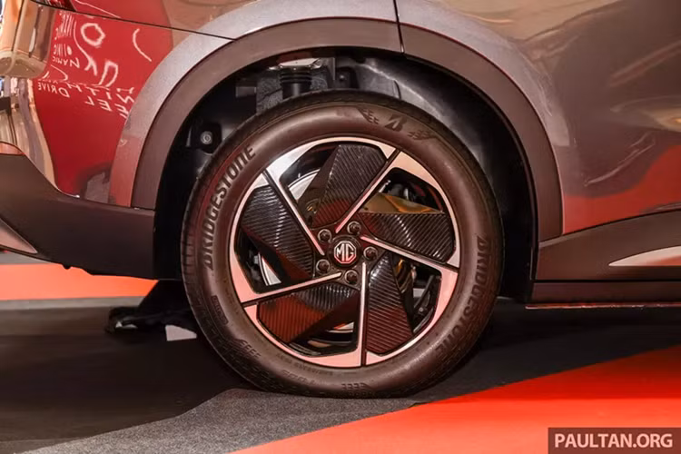 Tạm thời giữ phanh tự động Auto Hold, điều hòa tự động một vùng, cửa gió phía sau, màn hình thông tin giải trí 12,8 inch, hỗ trợ Apple CarPlay/Android Auto không dây, điều khiển bằng giọng nói, hệ thống âm thanh 4 loa, bảng đồng hồ kỹ thuật số 10,25 inch, camera lùi và kết nối ứng dụng MG iSmart.