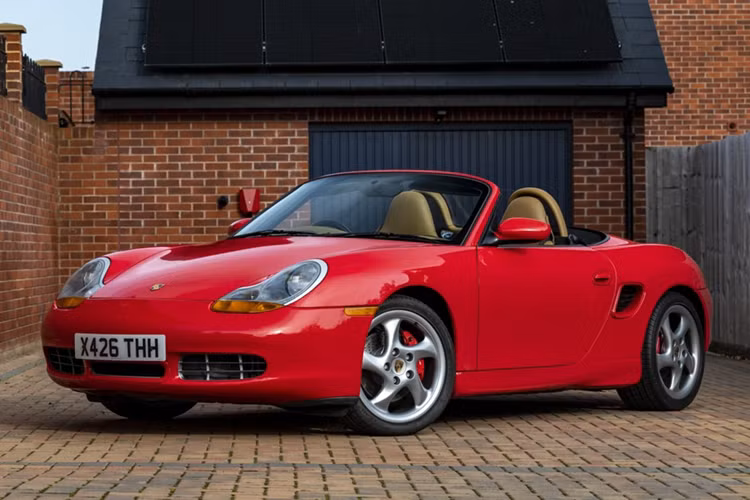 Sau gần 1 tháng đăng tin, chiếc xe vẫn chưa tìm được chủ mới với mức giá 100.000 USD. Trên thị trường xe cũ, mẫu xe mui trần này có giá trung bình khoảng 16.000 USD.