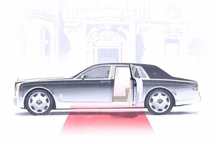 Ban đầu, kế hoạch sử dụng động cơ V16 9.0L, nhưng BMW chọn V12 vì lý do tài chính. Động cơ V16 xuất hiện trên một số xe Rolls-Royce độc bản, như concept Rolls-Royce 100EX và Phantom Coupe trong phim Johnny English Reborn (2011).