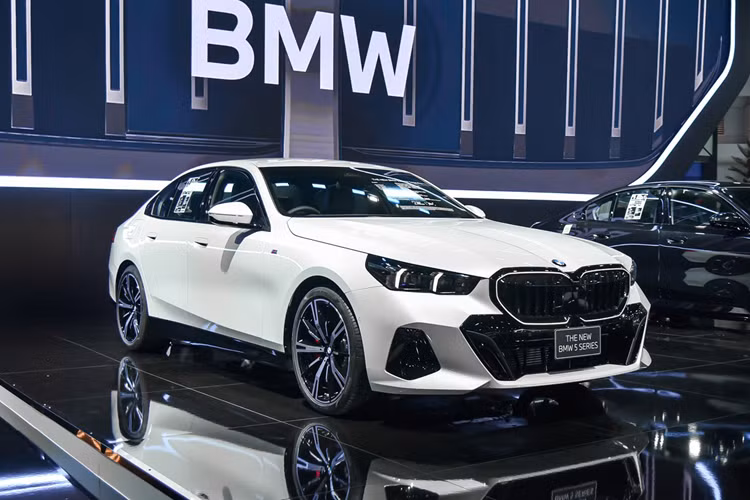 Theo đó BMW i5 phiên bản tiêu chuẩn sẽ được trang bị một động cơ điện cho công suất 335 mã lực và mô-men xoắn 430 Nm. Nếu được phân phối tại Việt Nam, đây sẽ là mẫu xe điện thứ ba của BMW sau i4 và i7, mở rộng lựa chọn xe sang không phát thải cho người tiêu dùng.