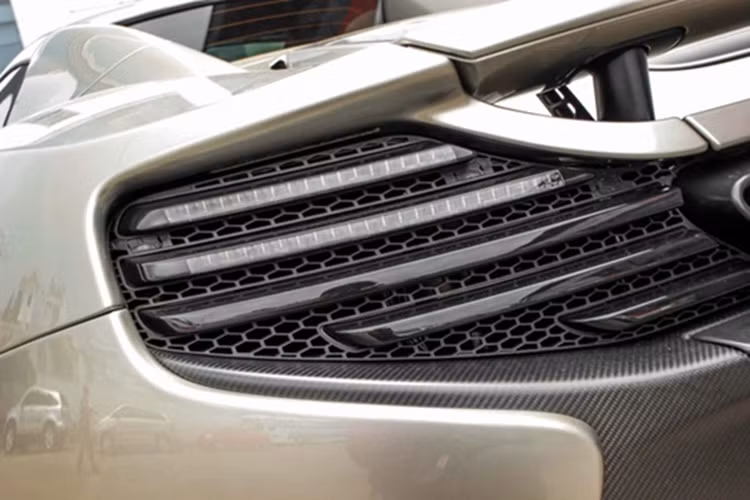 MSO không can thiệp gì ở động cơ trên chiếc McLaren 650S Spider MSO, "trái tim" của xe vẫn là động cơ V8, tăng áp kép, dung tích 3.8 lít, sản sinh công suất tối đa 641 mã lực và mô-men xoắn cực đại đạt 680 Nm.