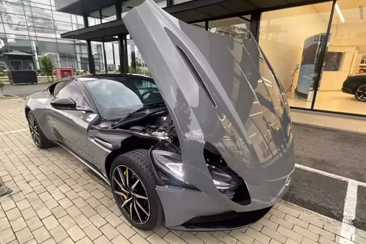 Aston Martin DB11 V8 là 1 trong các xe thể thao hạng sang hiếm hoi trên thế giới, nó cạnh tranh cùng với những đối thủ thật sự không phải là chung phân khúc như Bentley Continental GT, Porsche 911 Turbo S hay cả Audi R8.