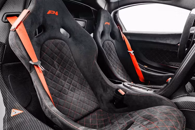 Dự kiến McLaren sẽ thực hiện sản xuất 20 xe P1 Carbon Series nhưng sau đó chỉ có 5 xe xuất xưởng. Bộ phận McLaren Special Operations (MSO) đảm nhiệm công việc nâng cấp gói độ và bodykit dành cho P1.