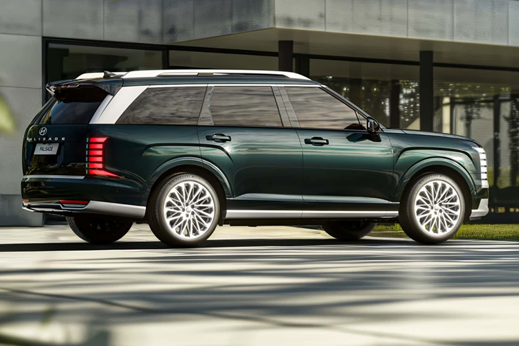 Xe sở hữu khoảng sáng gầm nâng cao thêm 25 mm, đi kèm bộ lốp địa hình chuyên dụng, vi sai chống trượt điện tử cầu sau, móc kéo cứu hộ, hệ dẫn động 4 bánh tiêu chuẩn và loạt chế độ địa hình như Mud (bùn), Sand (cát) và Snow (tuyết).