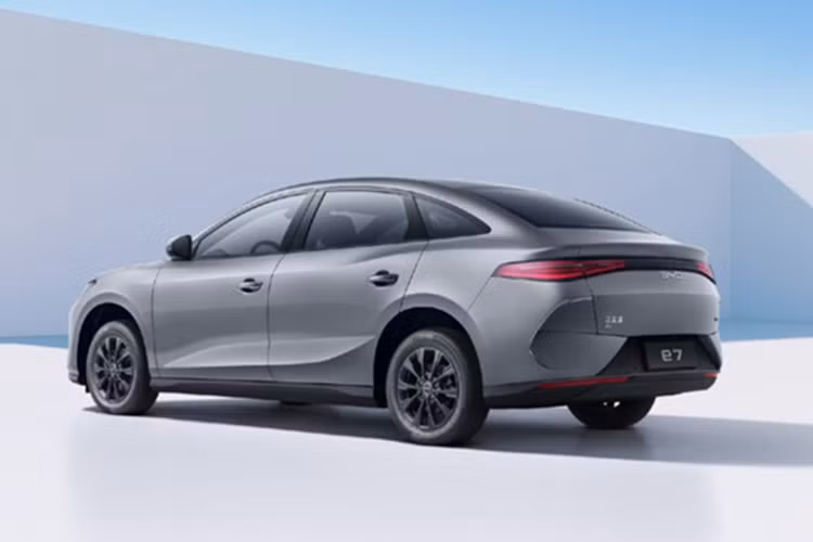 Hai loại pin này mang đến phạm vi di chuyển lần lượt 450 km và 520 km theo tiêu chuẩn CLTC. Giá bán chính thức của BYD e7 hiện vẫn còn là ẩn số. Theo dự đoán, mẫu xe này sẽ có giá khoảng 100.000 Nhân dân tệ (tương đương 350 triệu đồng).