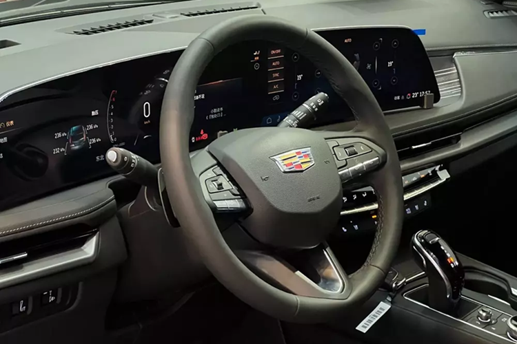 Sự chênh lệch về mặt giá bán này một phần bắt nguồn từ động cơ. Bản tiêu chuẩn của mẫu xe này dùng hệ truyền động mild hybrid 48V với máy xăng tăng áp, dung tích 1.5L, tạo ra công suất tối đa 211 mã lực và mô-men xoắn cực đại 270 Nm.