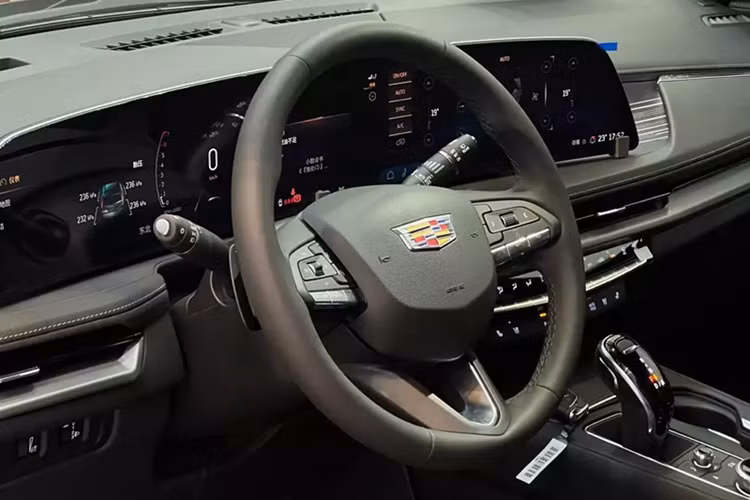 Sự chênh lệch về mặt giá bán này một phần bắt nguồn từ động cơ. Bản tiêu chuẩn của mẫu xe này dùng hệ truyền động mild hybrid 48V với máy xăng tăng áp, dung tích 1.5L, tạo ra công suất tối đa 211 mã lực và mô-men xoắn cực đại 270 Nm.