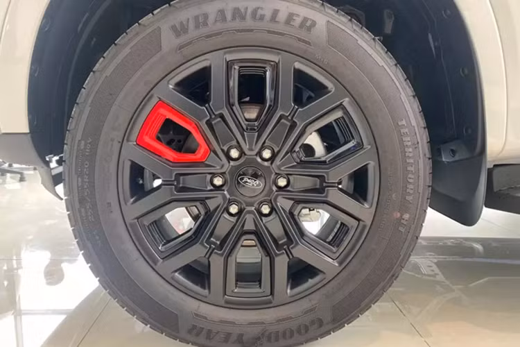 Bước vào bên trong Ford Everest Sport phiên bản đặc biệt, người dùng sẽ bắt gặp những trang bị như ghế bọc da màu đen thể thao, ghế trước chỉnh điện 8 hướng và điều hòa tự động 2 vùng độc lập kèm hệ thống cửa gió hàng ghế sau.