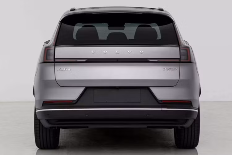 Volvo XC70 nổi bật với lưới tản nhiệt kín hoàn toàn kết hợp cùng hệ thống điều tiết luồng gió chủ động nhằm tối ưu khả năng làm mát và khí động học. Cụm đèn LED Matrix được bố trí theo chiều dọc, phía trên là dải đèn định vị ban ngày "búa Thor" đặc trưng.