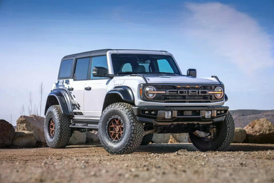 Ford Bronco thế hệ thứ sáu được hồi sinh từ năm 2021 với phong cách retro. Cùng với Bronco Sport, cả 2 mẫu SUV này đều mang huy hiệu "con ngựa bất kham" (bucking horse) tại cửa khoang hành lý phía sau, vô lăng...