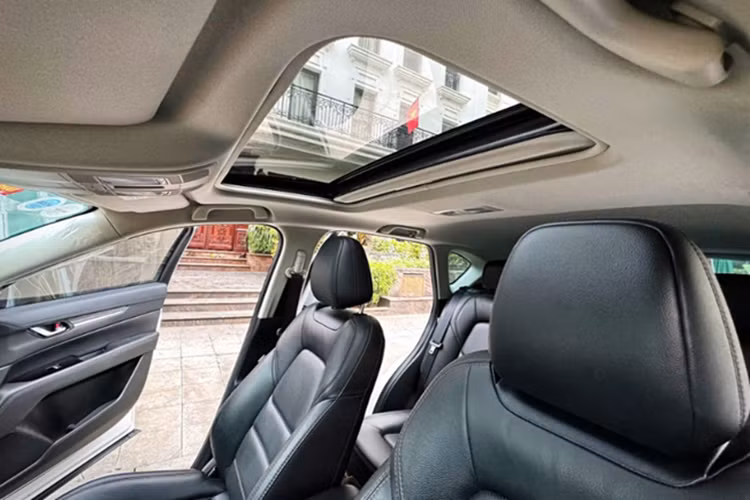 Nhờ chính sách giá hấp dẫn, Mazda CX-5 ghi nhận mức tiêu thụ ấn tượng trong tháng 4/2025. Theo báo cáo từ Hiệp hội các nhà sản xuất ô tô Việt Nam (VAMA), đã có 1.416 xe CX-5 được bán ra trong tháng, đây là mức cao nhất kể từ đầu năm. So với tháng 3, doanh số tăng thêm 317 xe, tương đương mức tăng gần 29%.