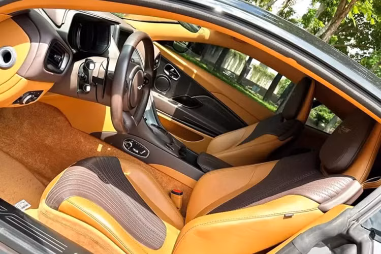 Các xe thể thao hạng sang Aston Martin DB11 đang lăn bánh tại Việt Nam đều được chủ nhân chọn lựa động cơ V8, tăng áp kép, dung tích 4.0 lít do Mercedes-AMG sản xuất, lý do đơn giản là hưởng mức thuế tiêu thụ đặc biệt mới tốt hơn.