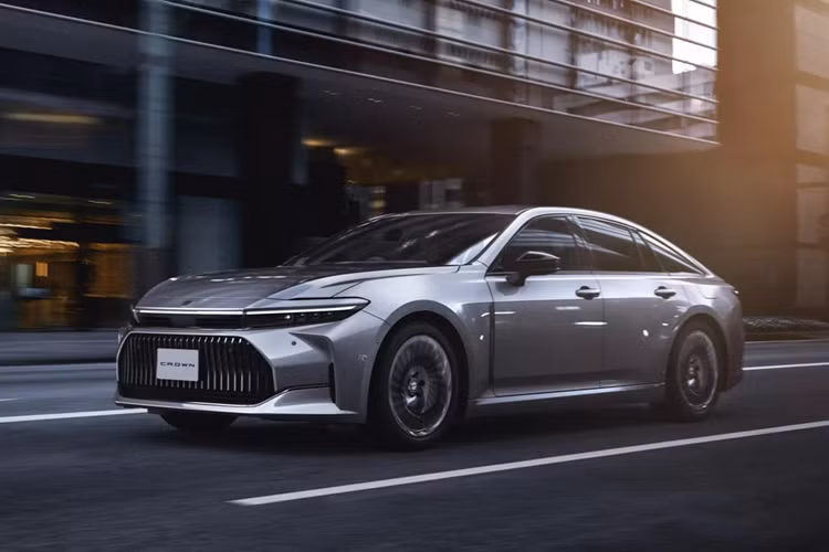 Theo Toyota UK Magazine, chiếc Crown đầu tiên xuất xưởng ngày 1/1/1955 từ nhà máy Koroma (Nhật Bản), với toàn bộ hệ thống cơ khí được thiết kế riêng để phù hợp với điều kiện vận hành tại quốc gia này vào thời điểm đó.