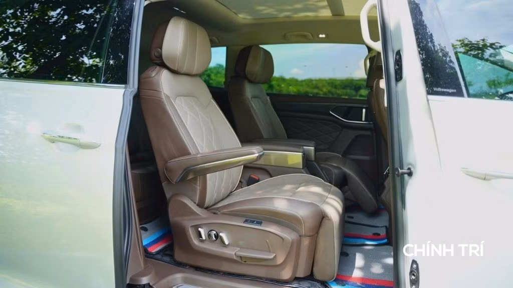 Hàng ghế thứ hai được thiết kế theo phong cách “ghế cơ trưởng” với đầy đủ tính năng massage, sưởi, làm mát và đỡ chân chỉnh điện. Đây là vị trí ngồi mà nhiều người sẽ chọn làm “vị trí chủ nhân” nhờ không gian thoáng, trần cao, cửa lùa rộng và mức độ tiện nghi vượt trội.