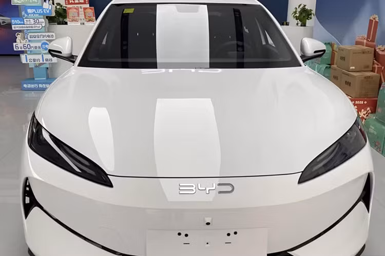 C ác trang bị ở phía sau bao gồm cổng USB, cửa gió điều hòa, đèn đọc sách LED và chốt ISOFIX để lắp ghế trẻ em. Nhìn chung, hàng ghế sau tạo cảm giác khá thoải mái cho hành khách, đây là điều cần thiết với một mẫu xe sinh ra để chạy taxi như e7.