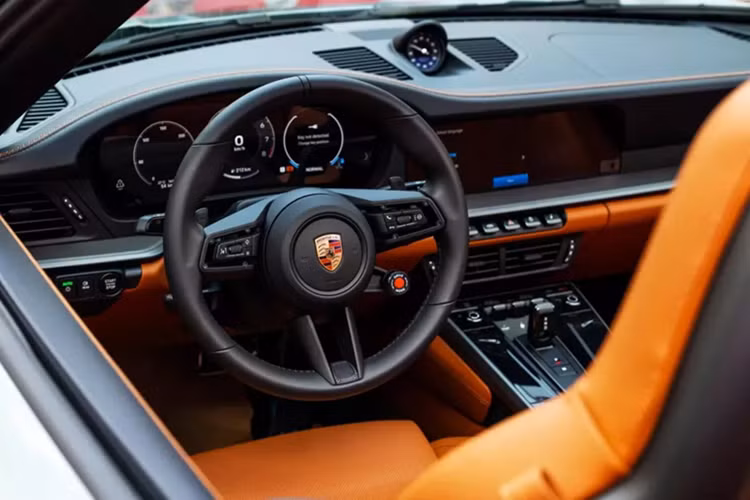 Trang bị này cũng cung cấp các chức năng bổ sung như chiếu sáng theo góc cua tùy theo chế độ lái, chiếu sáng làn đường, cảnh báo công trình và làn đường hẹp, đèn pha không gây chói mắt với độ chính xác đến từng pixel.