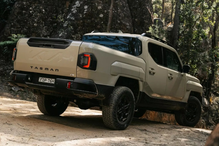 Không chỉ xe bán tải, các mẫu SUV khung gầm rời như Toyota Land Cruiser, Toyota Prado hay Ford Everest cũng góp mặt trong top 10 xe bán chạy nhất tháng 5 tại Úc, cho thấy nhu cầu mạnh mẽ với các dòng xe gầm cao, khả năng vận hành off-road thực thụ.