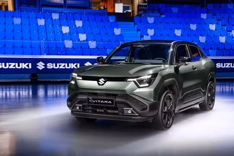 Bên trong khoang lái, Suzuki eVitara tiếp tục thể hiện tinh thần cách tân khi trang bị bảng táp lô với màn hình đôi liền mạch, thay vì giao diện tách rời thường thấy trên các mẫu Suzuki hiện hành. Cách bố trí này không chỉ tăng tính thẩm mỹ mà còn mang đến trải nghiệm công nghệ cao cho người lái.