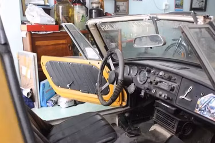 Toyota Sports 800 có ngoại hình tròn trịa khá dễ thương, điểm nhấn của xe chính là hệ thống đèn pha tròn to bản, cùng viền mắt mạ crôm, phần đầu xe hạ thấp trọng tâm, lưới tản nhiệt đặt thấp.