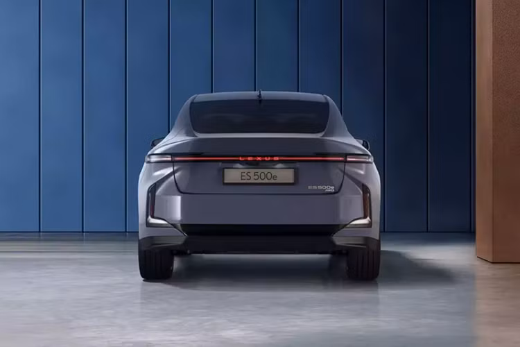 Nổi bật là màn hình thông tin giải trí 14 inch có thể tuỳ chỉnh với các phím tắt. Đây là màn hình lớn nhất từng có trên một mẫu xe Lexus. Màn hình này đi kèm với bảng đồng hồ kỹ thuật số 12,3 inch. Tuy nhiên, phiên bản dành cho châu Âu sẽ không có màn hình phụ dành cho hành khách phía trước như xe ở Trung Quốc.