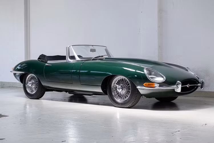 Hệ thống ống xả kép phía sau cho thấy bản concept này không phải là xe EV mà chính là "con báo sẵn sàng gầm rú". Không rõ khối động cơ đốt trong của xe dùng khối động cơ V6 hay V12 nhưng với phong cách này, có thể sẽ có cả hai tuỳ chọn sức mạnh.