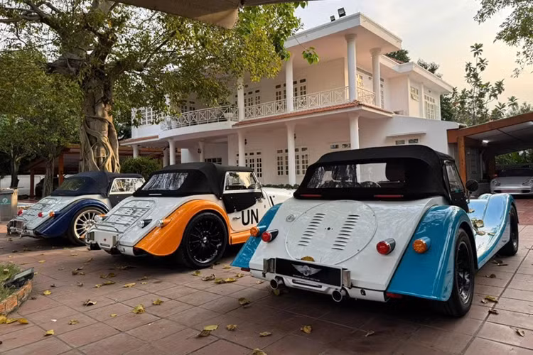 Tại thị trường Việt Nam, dòng xe Morgan Plus Six có giá bán chính hãng 8 tỷ đồng, khách mua thường là người cá tính nhưng chưa từng có tiền lệ ở Việt Nam cũng như Asean có 1 khách hàng mua đến 6 chiếc xe Morgan từ showroom chính hãng, bởi thế, "Qua" Vũ đã tạo dấu ấn rất mạnh trong việc mua xe lần này.