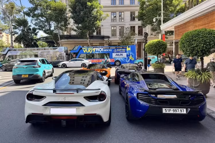 Động cơ kết hợp với hộp số 7 cấp SSG, nhờ đó, McLaren 650S Spider có thể tăng tốc từ vị trí xuất phát lên 100 km/h trong vòng 3 giây trước khi đạt vận tốc tối đa 328 km/h.