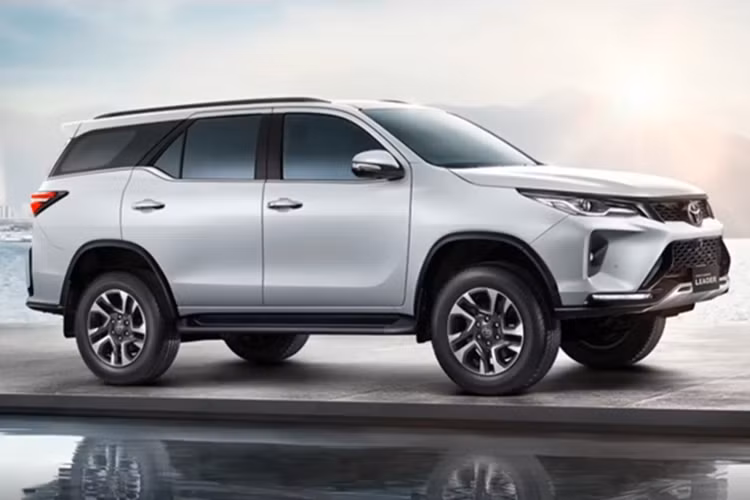 Fortuner Mild-hybrid đánh dấu bước tiến mới trong chiến lược “xanh hóa” các dòng xe truyền thống của Toyota. Với việc mẫu xe này được trang bị công nghệ hybrid nhẹ không ảnh hưởng nhiều đến thiết kế và hiệu suất, Fortuner vẫn giữ nguyên khả năng vận hành mạnh mẽ, đồng thời hướng đến giảm tiêu hao nhiên liệu và phát thải.