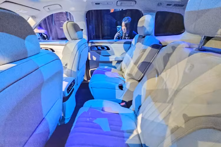 Bên trong Geely Galaxy M9 là nội thất đề cao sự thoải mái và không gian cho hành khách với chiều dài 3,7 mét và chiều cao 1,3 mét. Sàn ở hàng ghế thứ hai và thứ ba được thiết kế phẳng hoàn toàn, cộng thêm lối đi ở giữa rộng 180 mm.