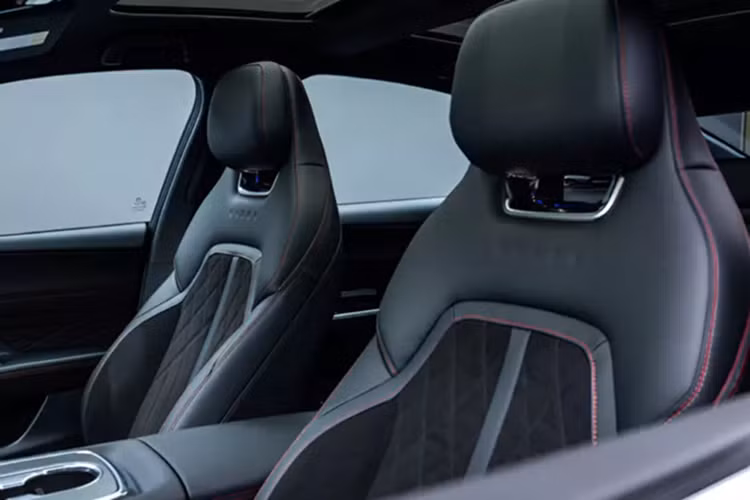 Nhiều khả năng Mazda EZ-6 Sports Edition vẫn dùng 2 tùy chọn động cơ giống bản thường. Đầu tiên là hệ truyền động hybrid với động cơ xăng để mở rộng phạm vi hoạt động (EREV). Hệ truyền động này bao gồm động cơ xăng 4 xi-lanh, dung tích 1.5L, kết hợp với mô-tơ điện 160 kW (217 mã lực) đặt phía sau.